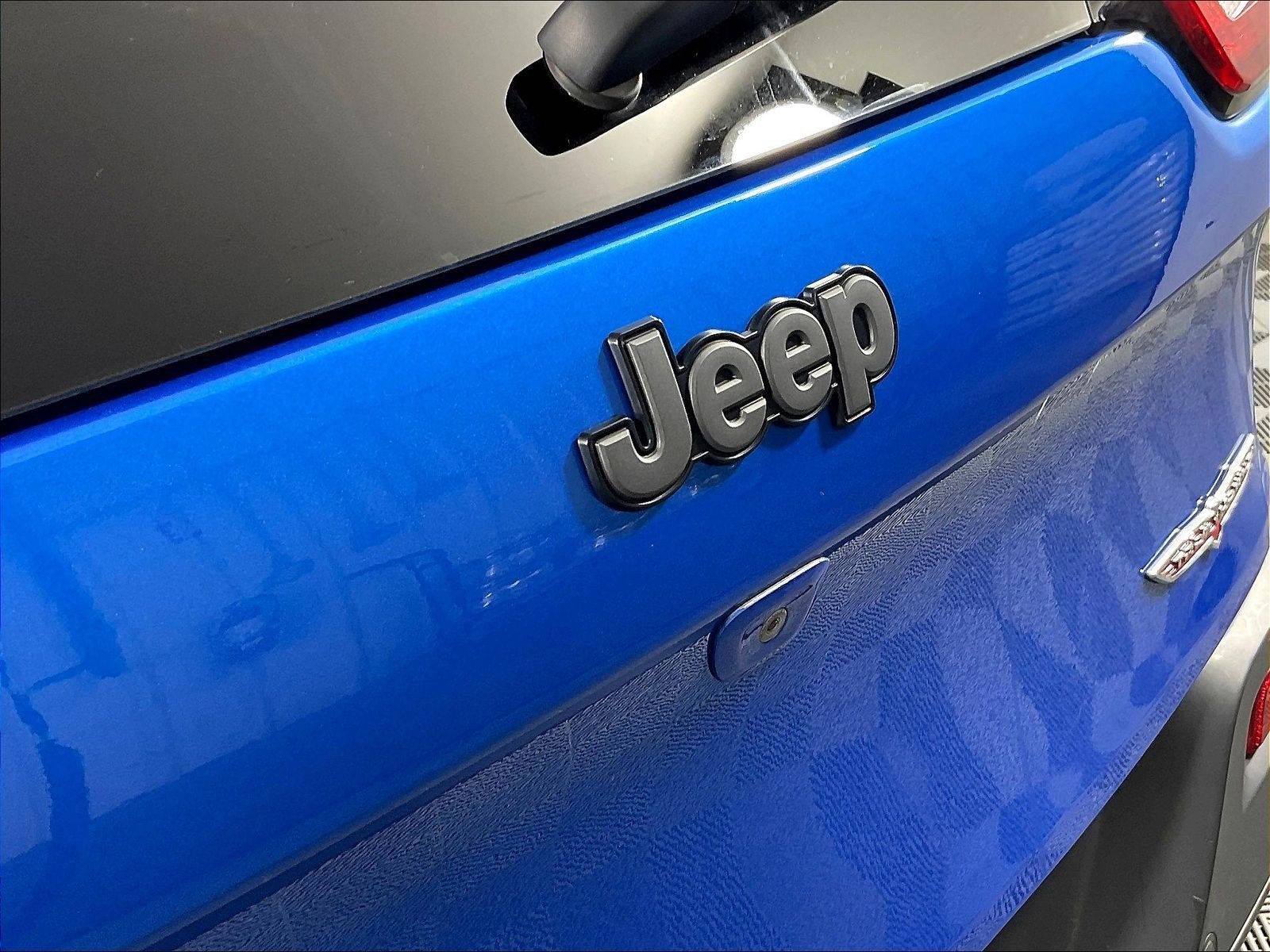 Used 2018 Jeep Cherokee Trailhawk w/ Cold Weather Group AWD/4WD image 24