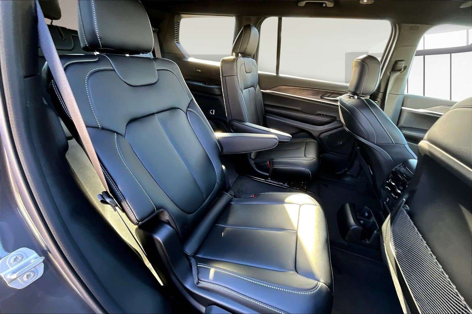 New 2025 Jeep Grand Cherokee L Limited w/ Black Appearance Package image 10