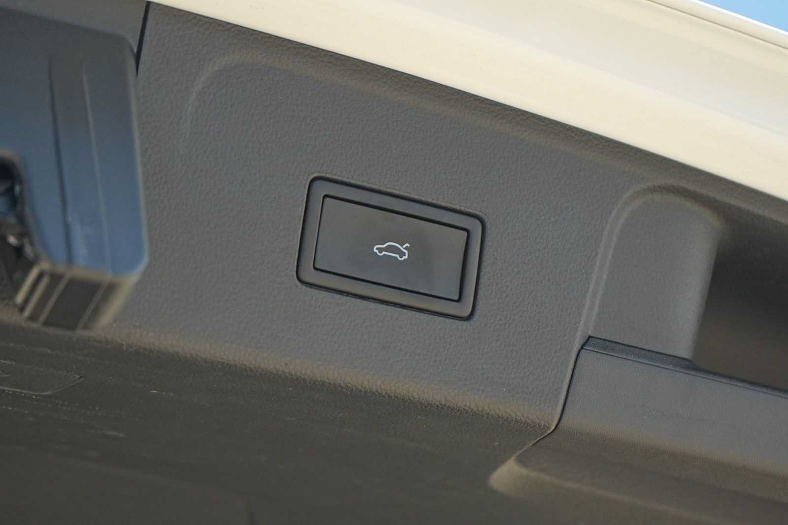 Used 2025 Volkswagen Atlas SE FWD image 26