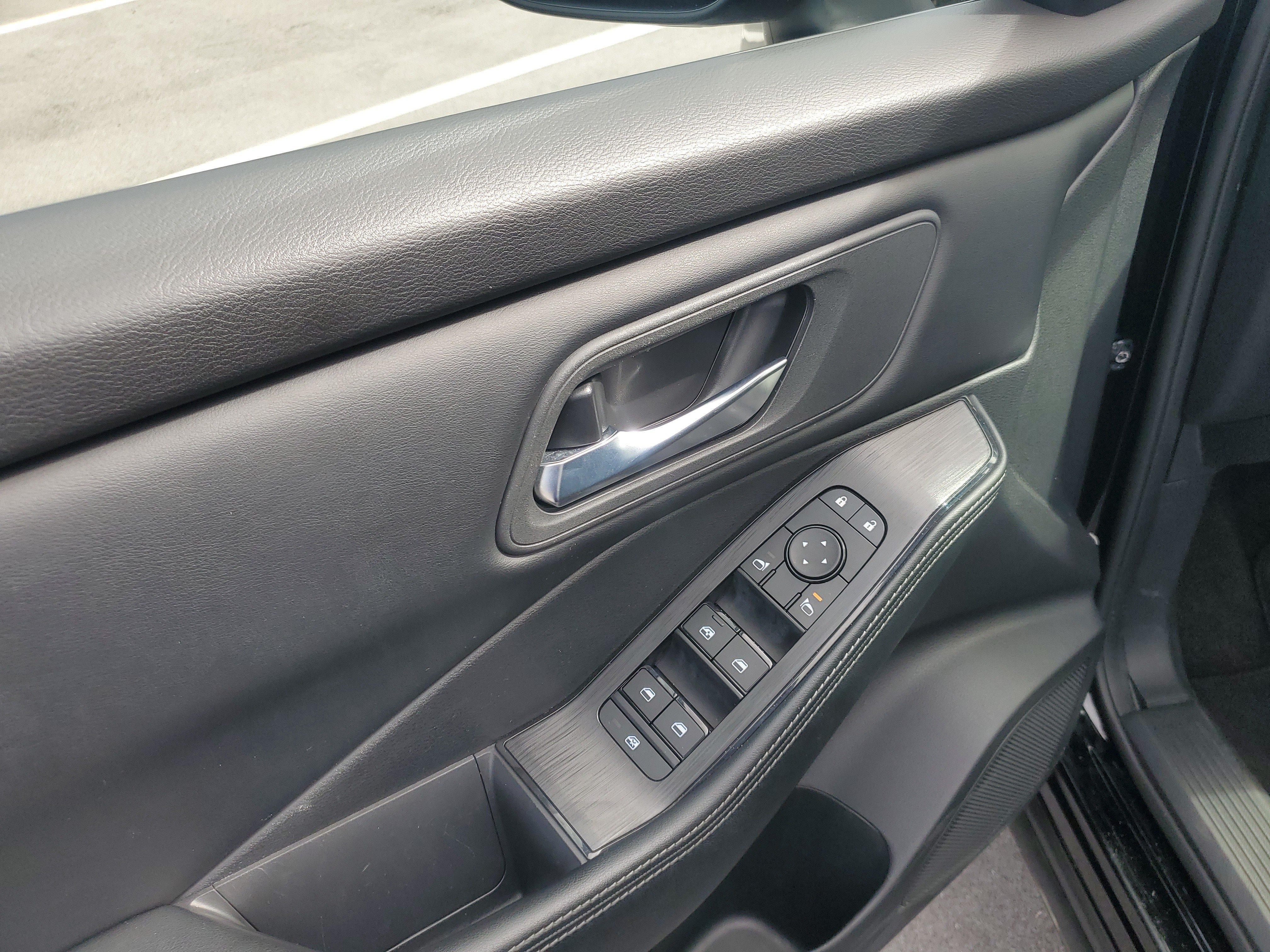 Used 2025 Nissan Rogue SV AWD/4WD image 12