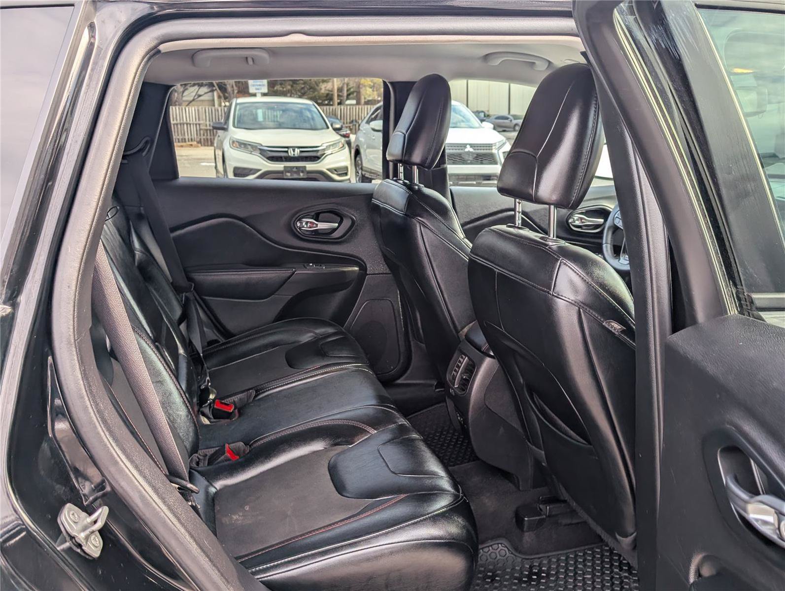 Used 2022 Jeep Cherokee Trailhawk AWD/4WD image 12