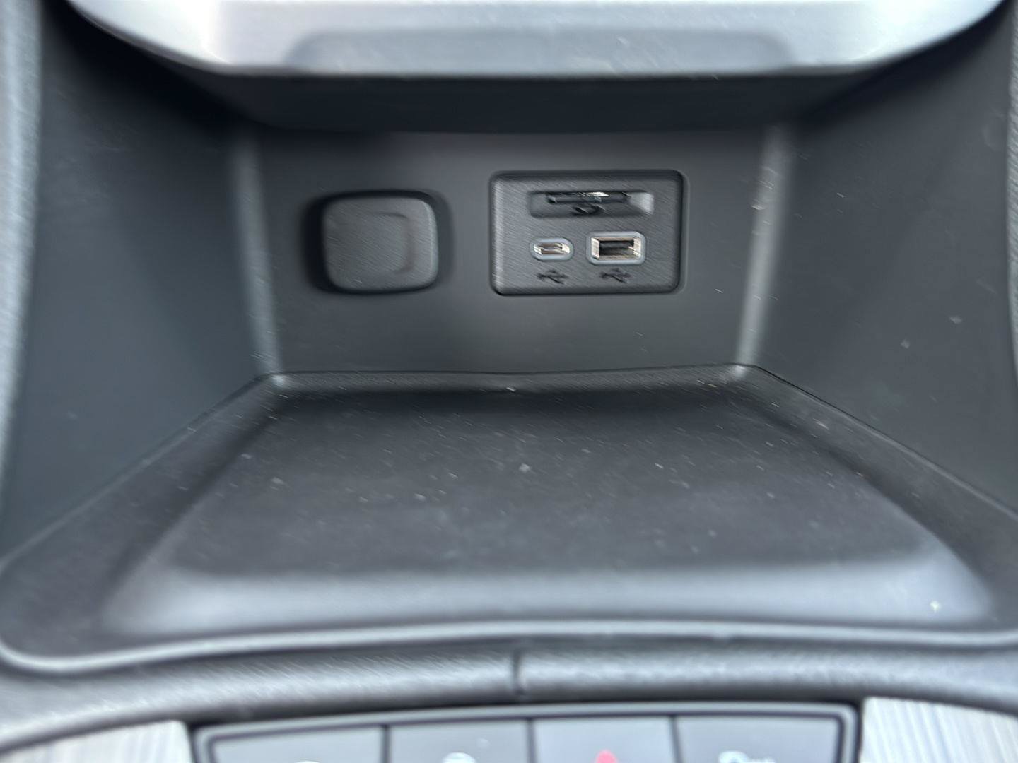 Used 2023 GMC Acadia SLT w/ LPO, Floor Liner Package AWD/4WD image 17