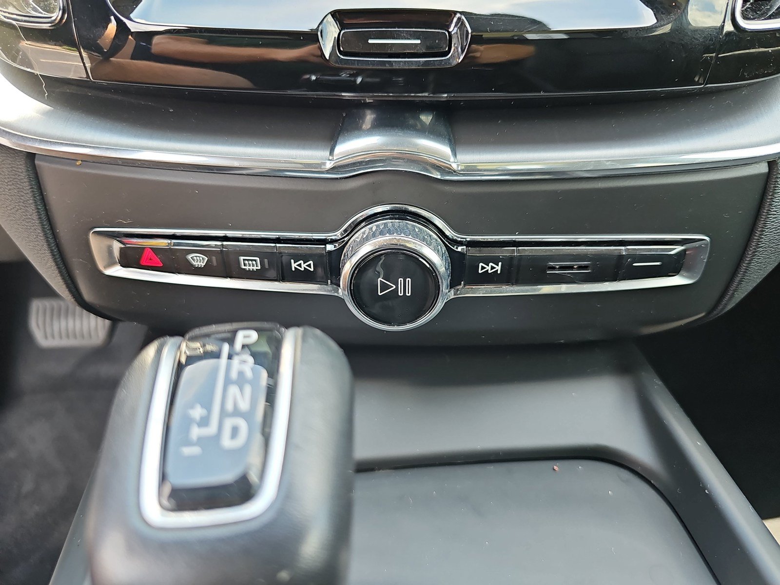 Used 2019 Volvo XC60 T6 Momentum w/ Multimedia Package AWD/4WD image 29