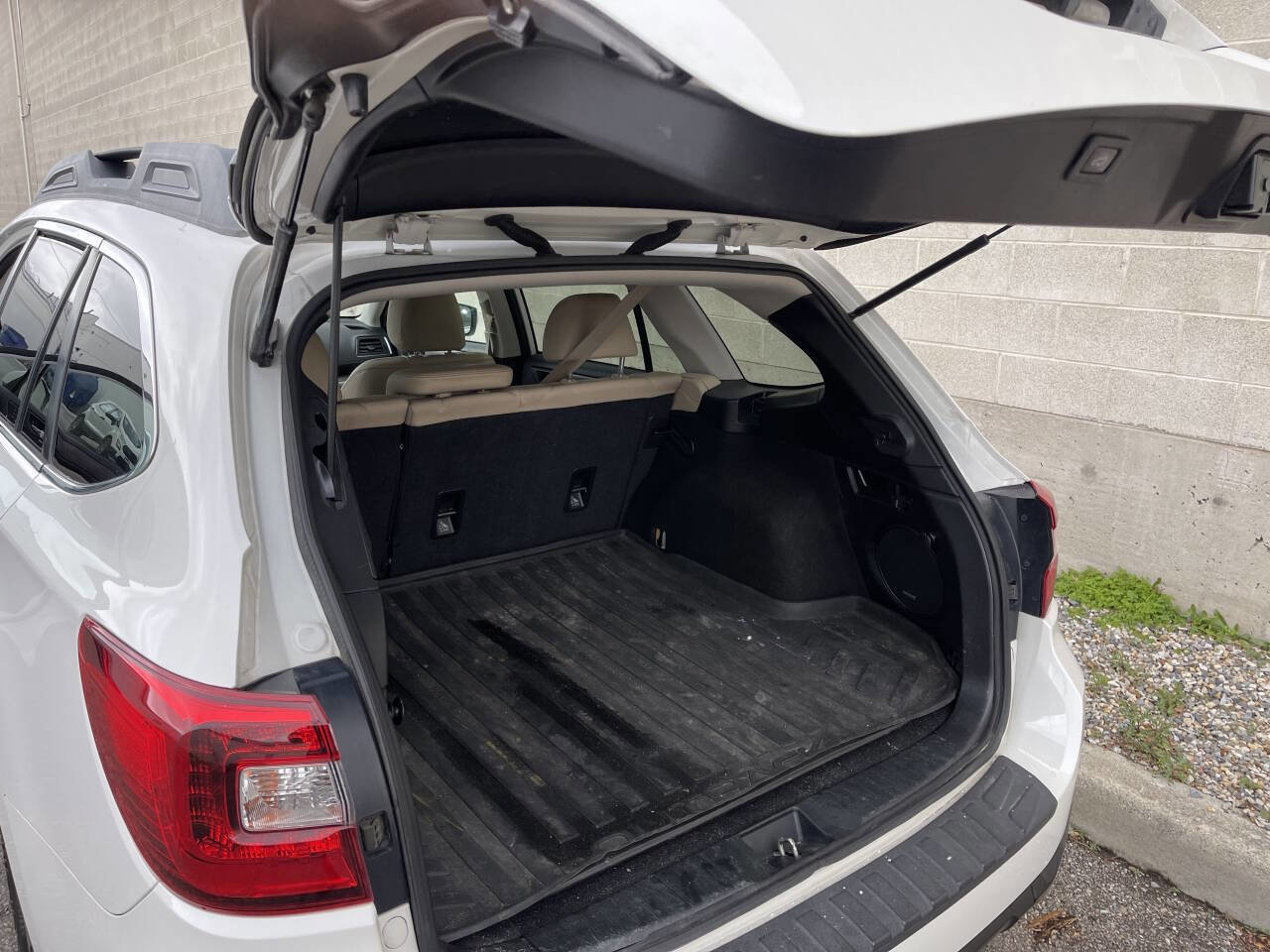 Used 2017 Subaru Outback 3.6R Limited image 18