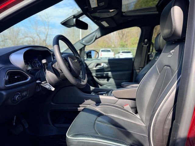 Used 2023 Chrysler Pacifica Limited w/ S Appearance Package image 6