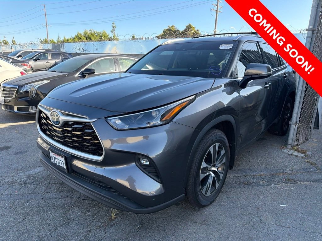 Used 2022 Toyota Highlander XLE FWD image 2