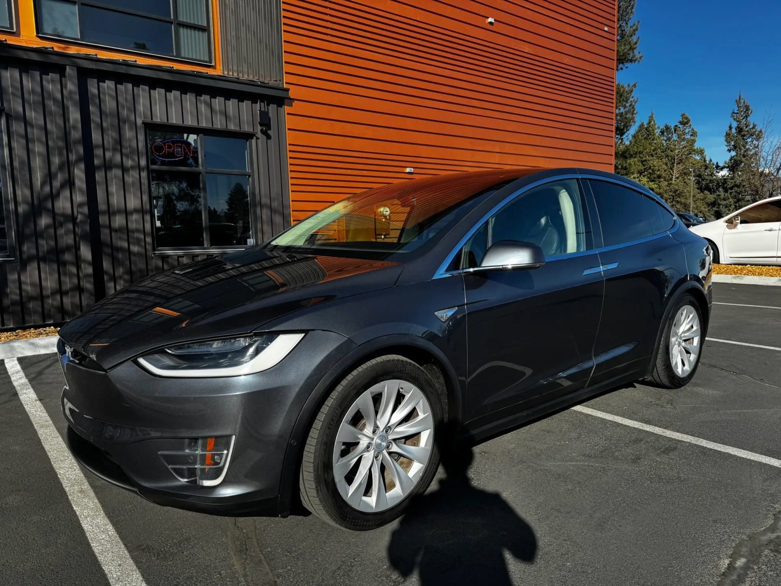 Used 2016 Tesla Model X 60D image 1
