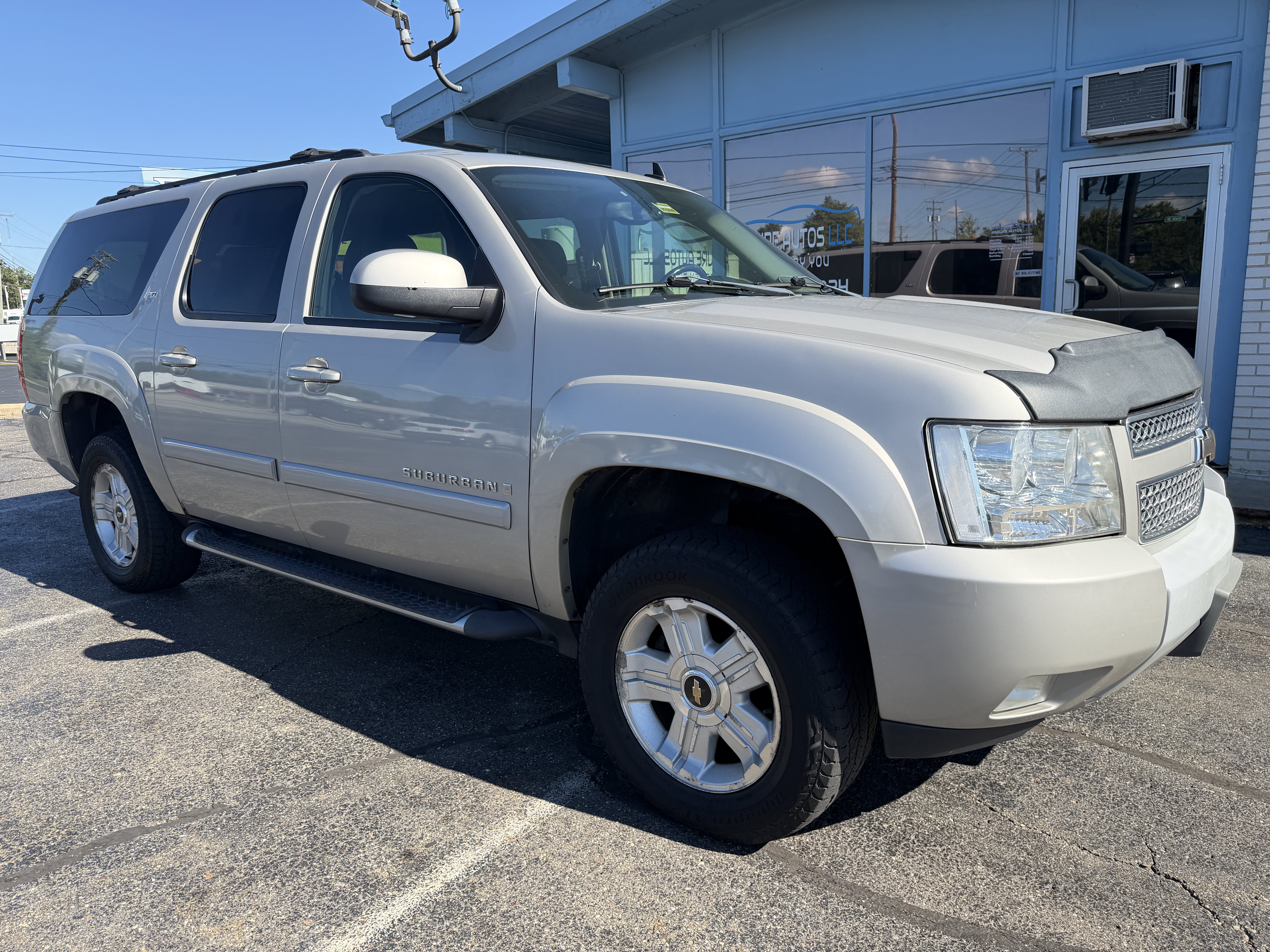 Used 2009 Chevrolet Suburban LT w/ Luxury Package AWD/4WD image 7