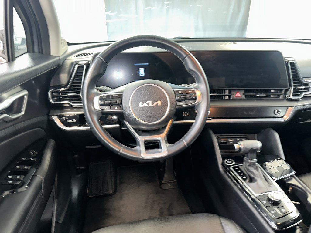 Used 2024 Kia Sportage EX AWD/4WD image 2