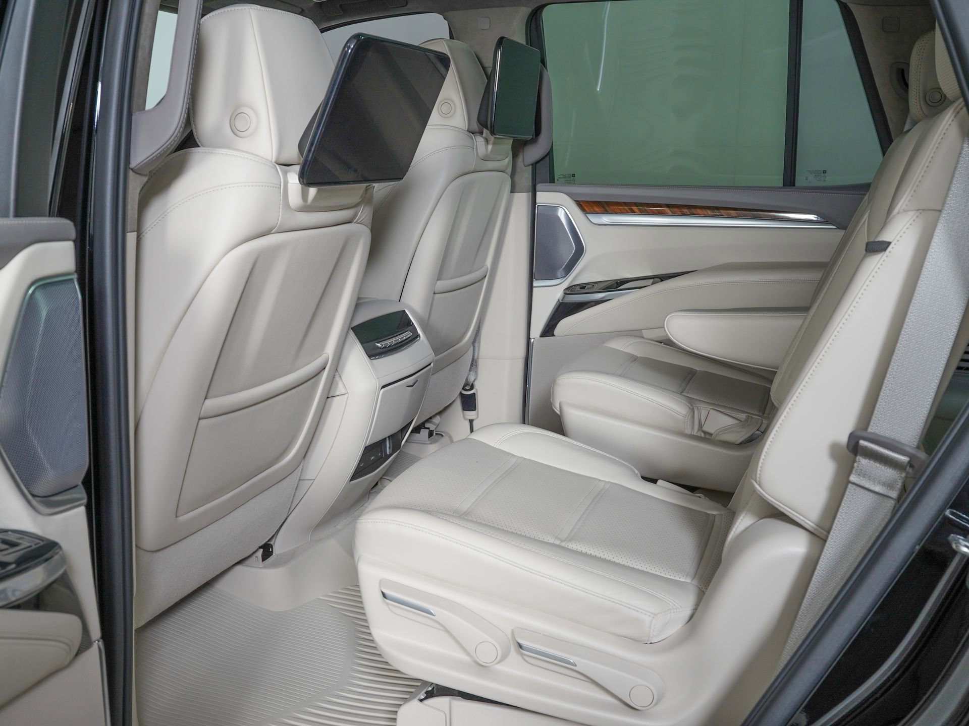 Used 2026 Cadillac Escalade Platinum Sport w/ LPO, Floor Liner Package AWD/4WD image 16