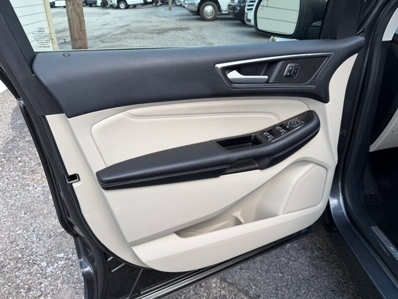 Used 2016 Ford Edge Titanium w/ Technology Package AWD/4WD image 15