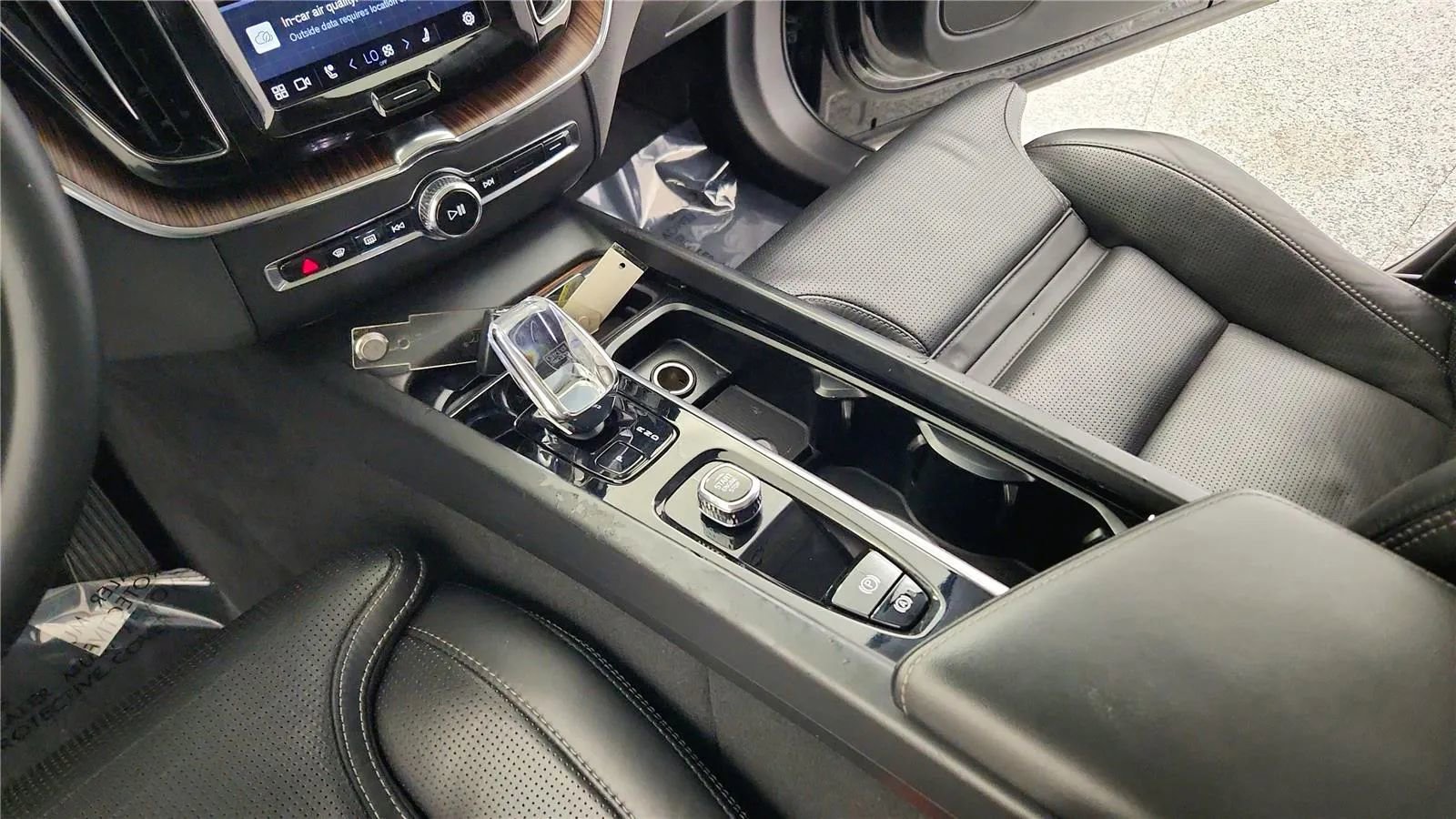 Used 2023 Volvo XC60 B5 Ultimate w/ Climate Package image 34