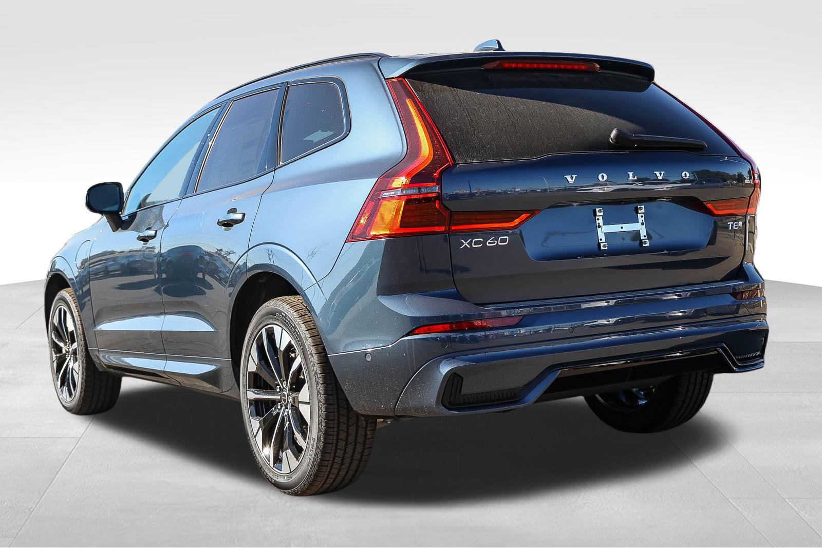 New 2026 Volvo XC60 T8 Plus w/ Climate Package AWD/4WD image 7
