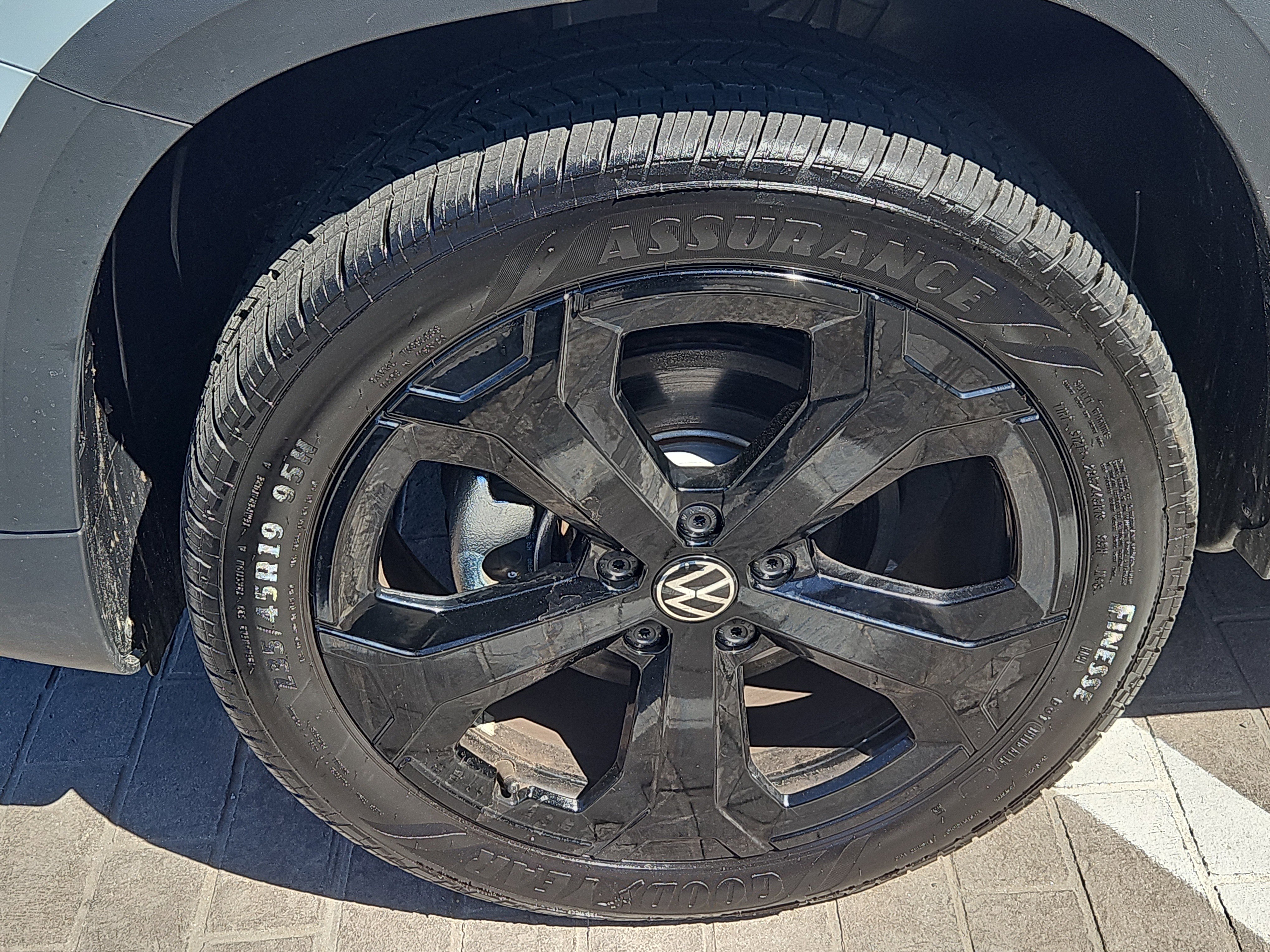 Used 2025 Volkswagen Taos SE image 3