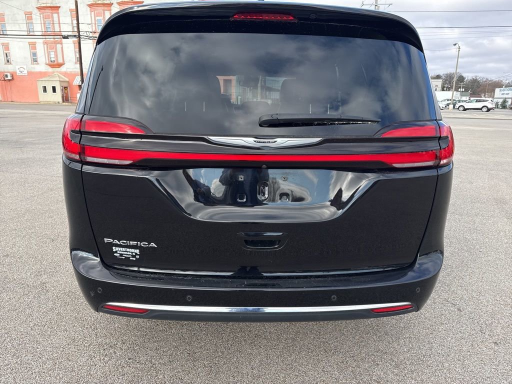 Used 2024 Chrysler Pacifica Touring-L image 4