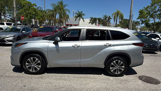 Used 2023 Toyota Highlander XLE FWD image 4