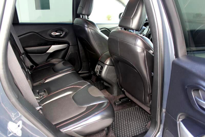 Used 2017 Jeep Cherokee Trailhawk image 14