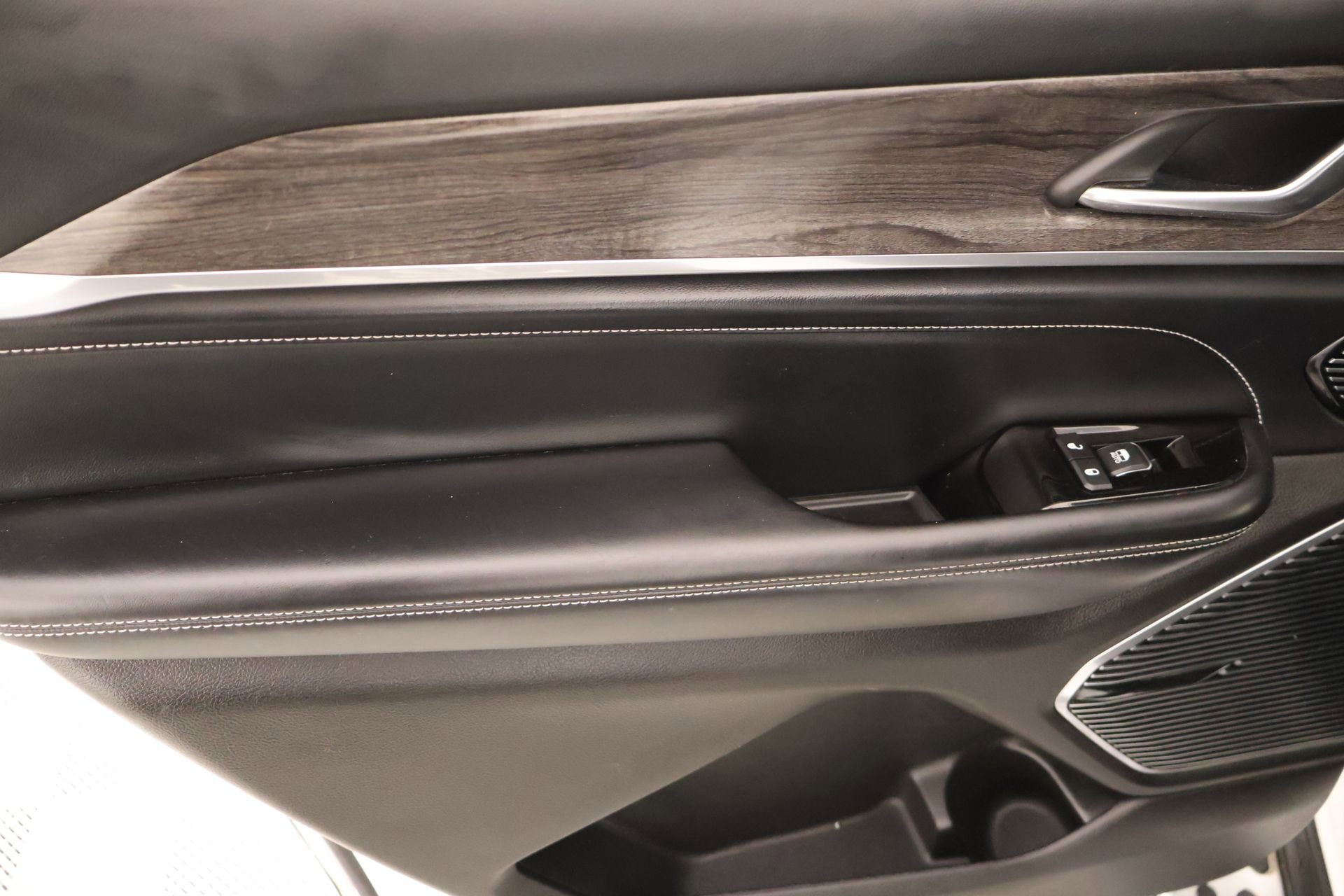 Used 2021 Jeep Grand Cherokee L Overland w/ Advanced Protech Group III image 19