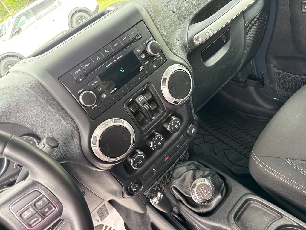 Used 2016 Jeep Wrangler Unlimited Sahara w/ Connectivity Group AWD/4WD image 17