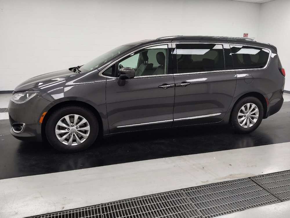 Used 2018 Chrysler Pacifica Touring-L Plus w/ Advanced Safetytec Group FWD image 2