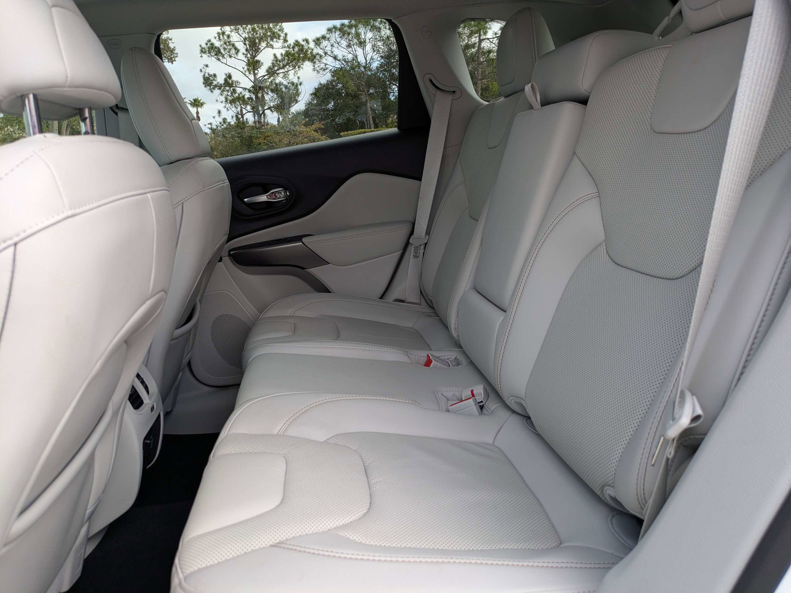 Used 2021 Jeep Cherokee Limited image 14