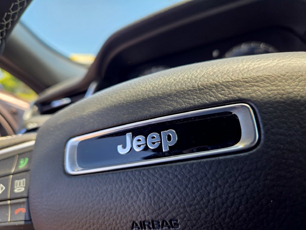 Used 2025 Jeep Grand Cherokee Limited w/ Black Appearance Package AWD/4WD image 21