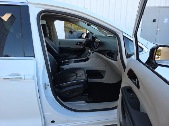 Used 2023 Chrysler Pacifica Limited FWD image 47