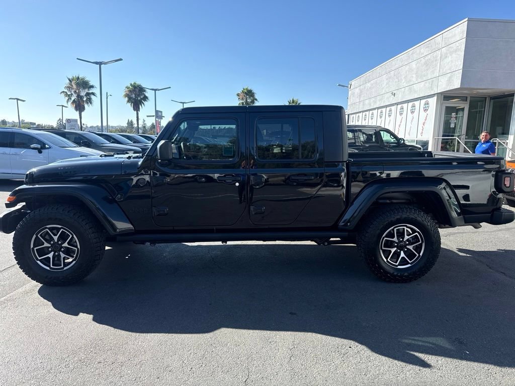 Certified 2023 Jeep Gladiator Sport AWD/4WD image 4