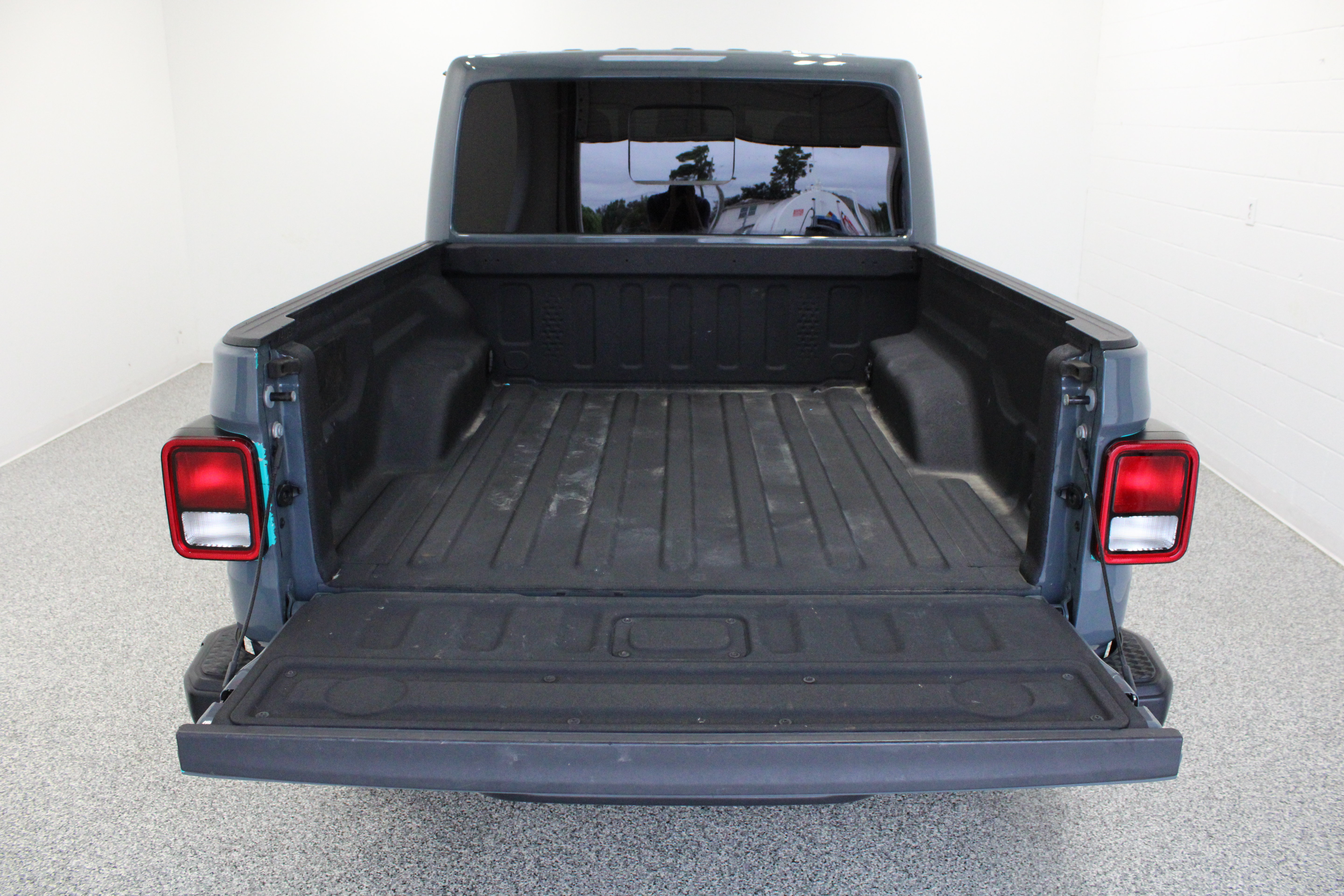 Used 2025 Jeep Gladiator Sport AWD/4WD image 7