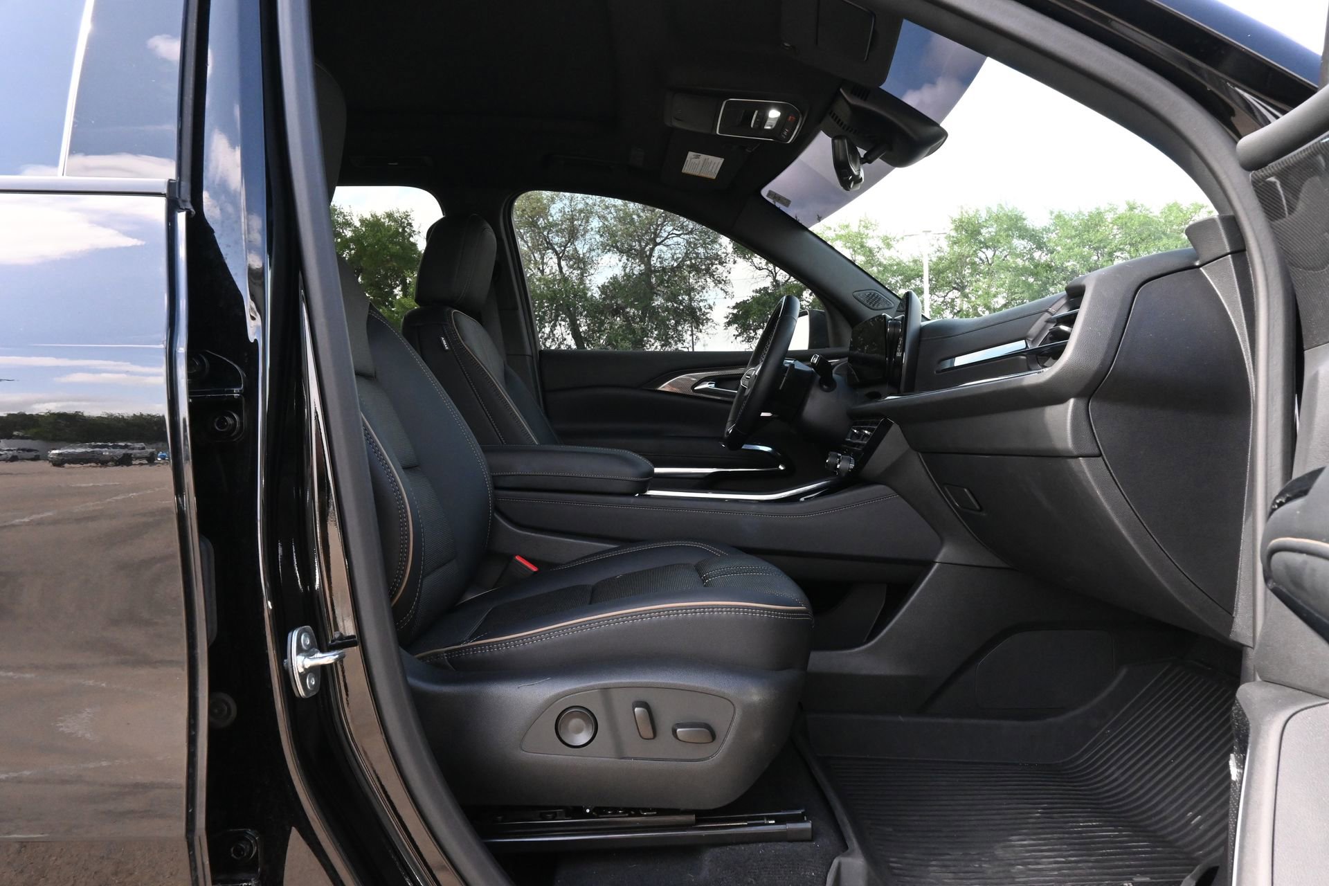 Used 2025 Chevrolet Traverse High Country FWD image 26