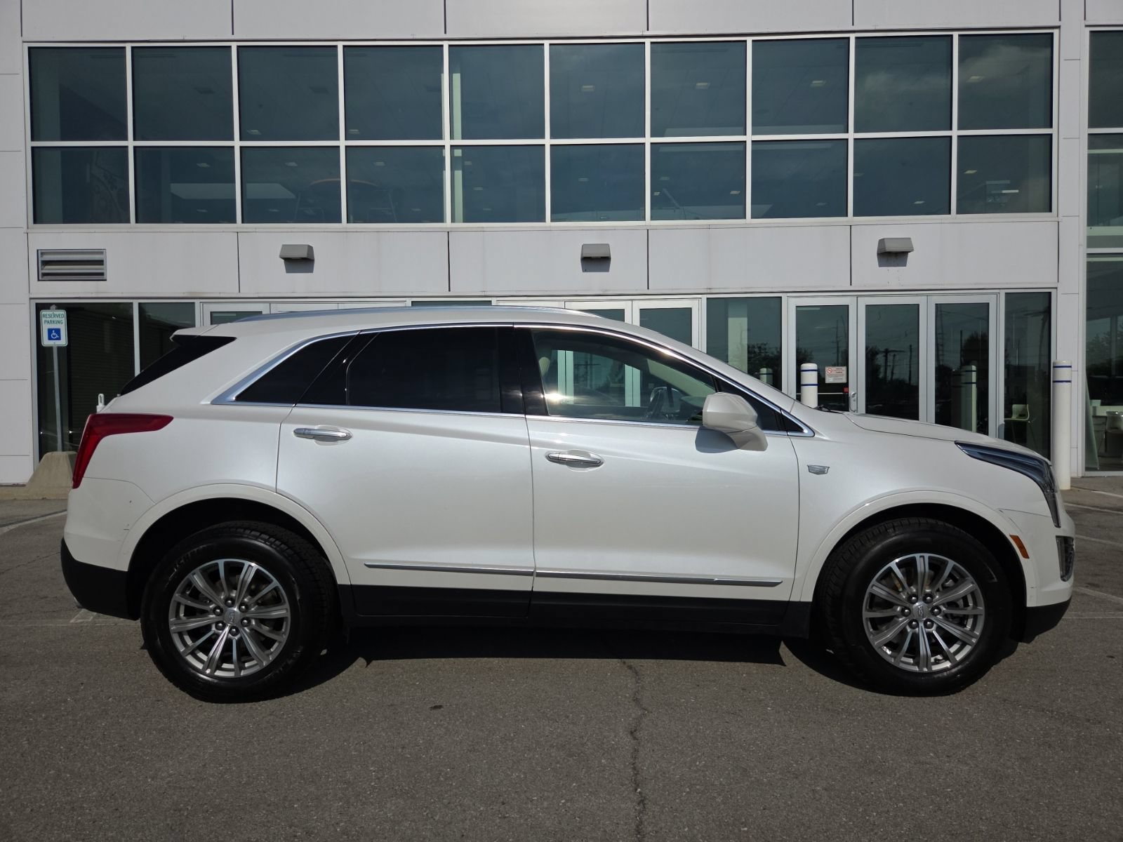 Used 2019 Cadillac XT5 Luxury FWD image 2