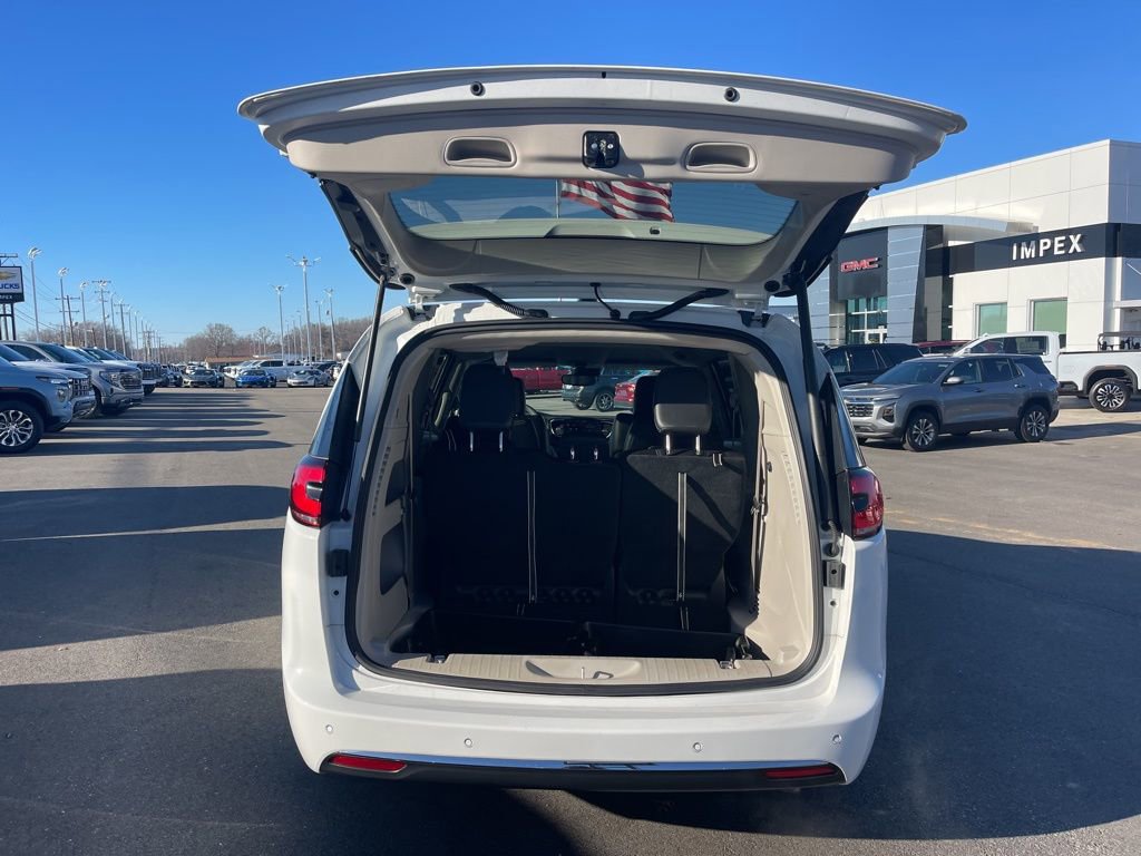 Used 2023 Chrysler Pacifica Touring-L image 30