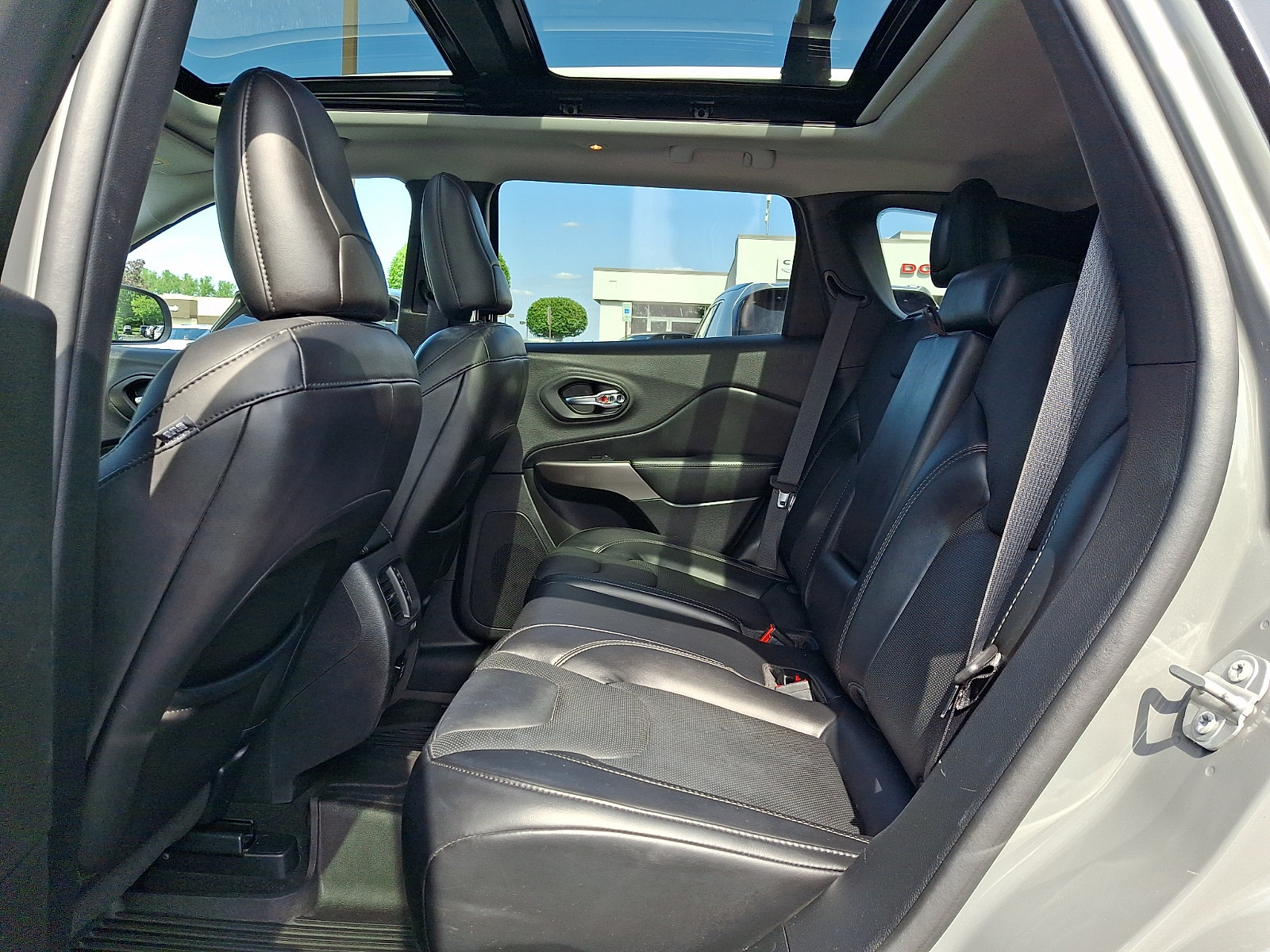 Certified 2021 Jeep Cherokee Latitude Lux w/ Sun & Sound Group AWD/4WD image 10