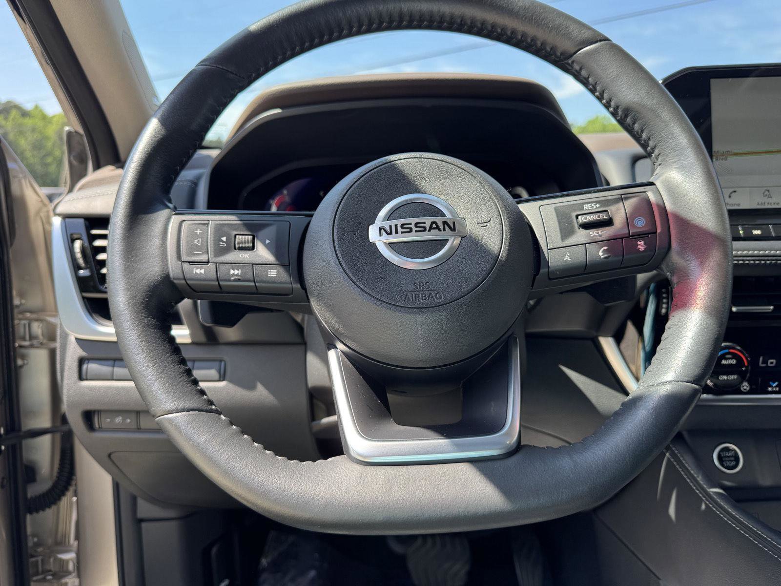 Used 2021 Nissan Rogue Platinum image 3