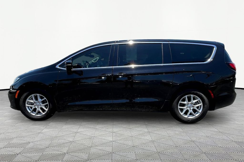 Used 2024 Chrysler Pacifica Touring-L FWD image 4