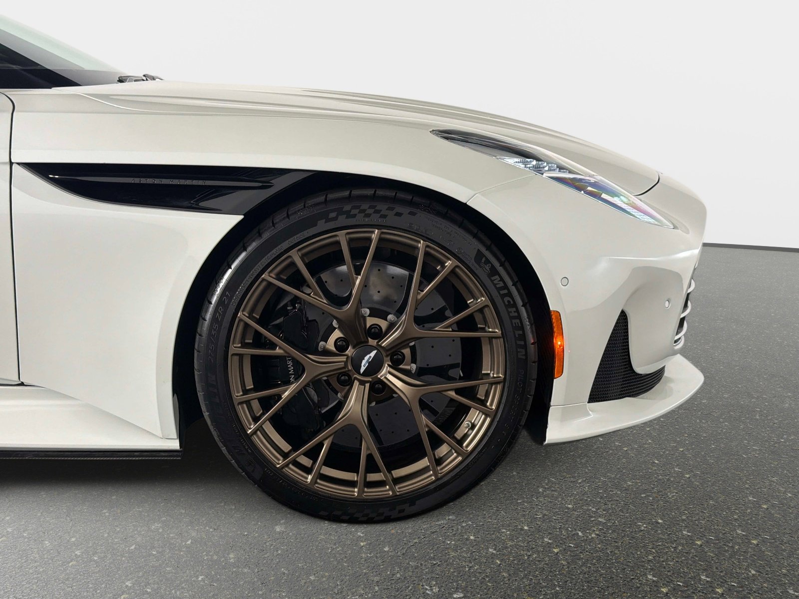 Used 2024 Aston Martin DB12 Coupe RWD image 22