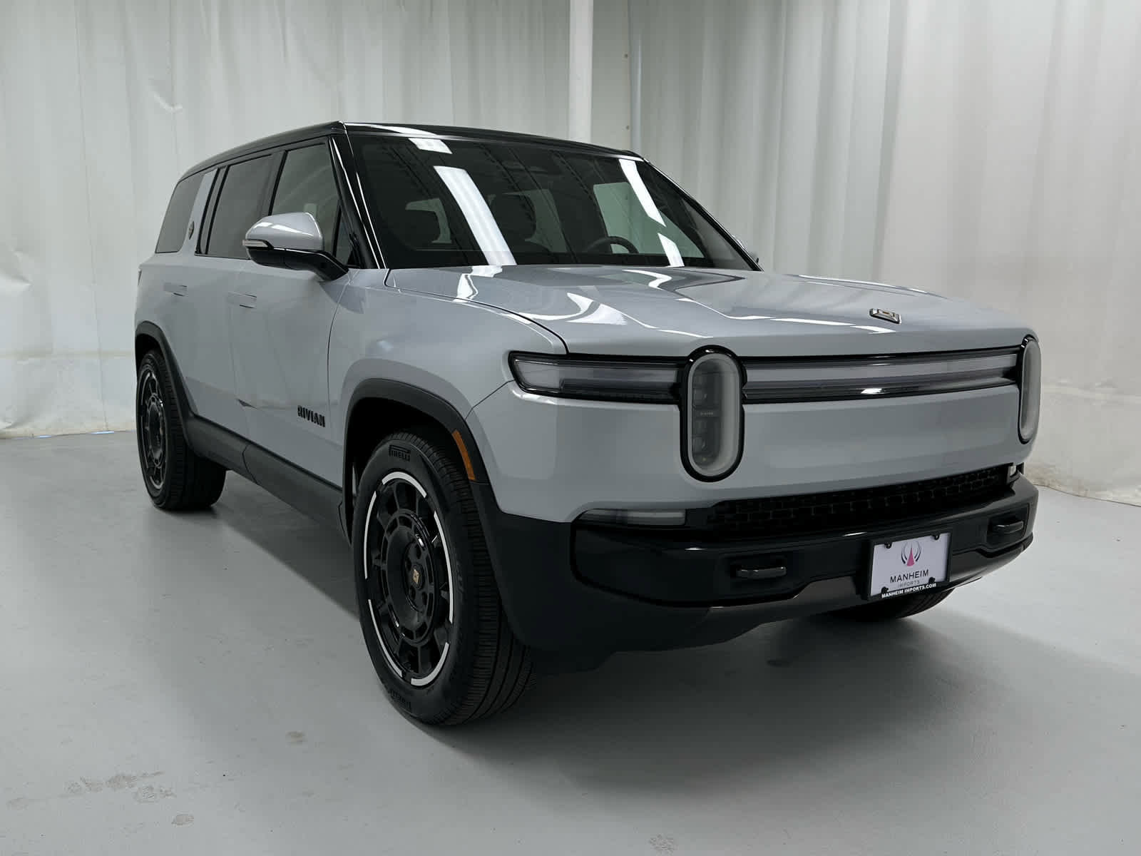 Used 2025 Rivian R1S Adventure image 2