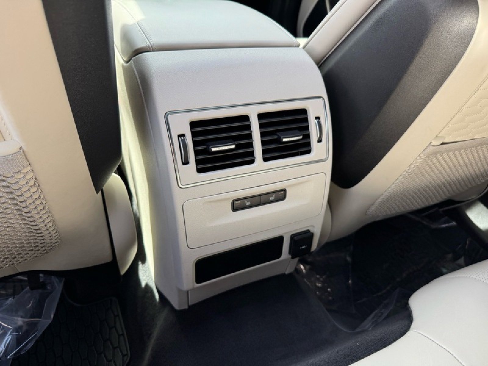 Used 2023 Jaguar F-PACE SVR image 19