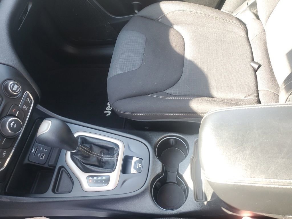 Used 2017 Jeep Cherokee Latitude w/ Comfort & Sound Group image 24