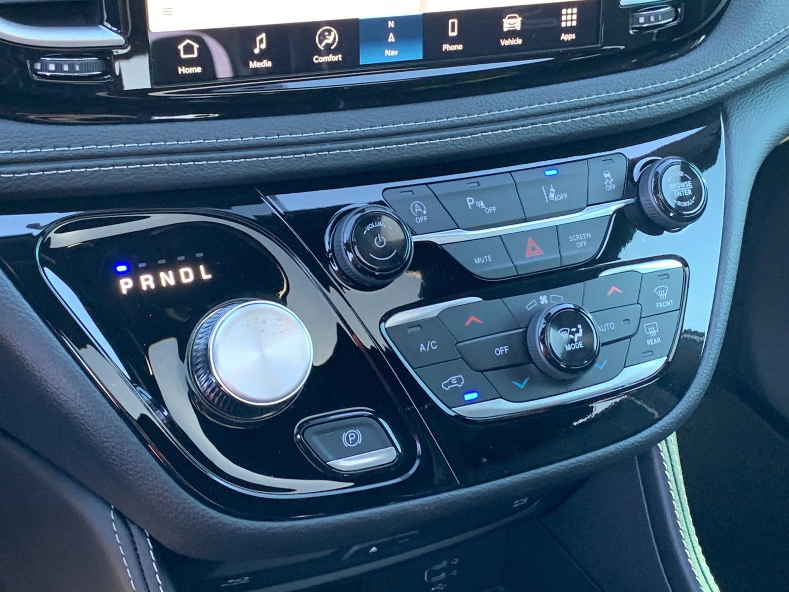 New 2026 Chrysler Pacifica Limited w/ Uconnect Theater Family Group image 27