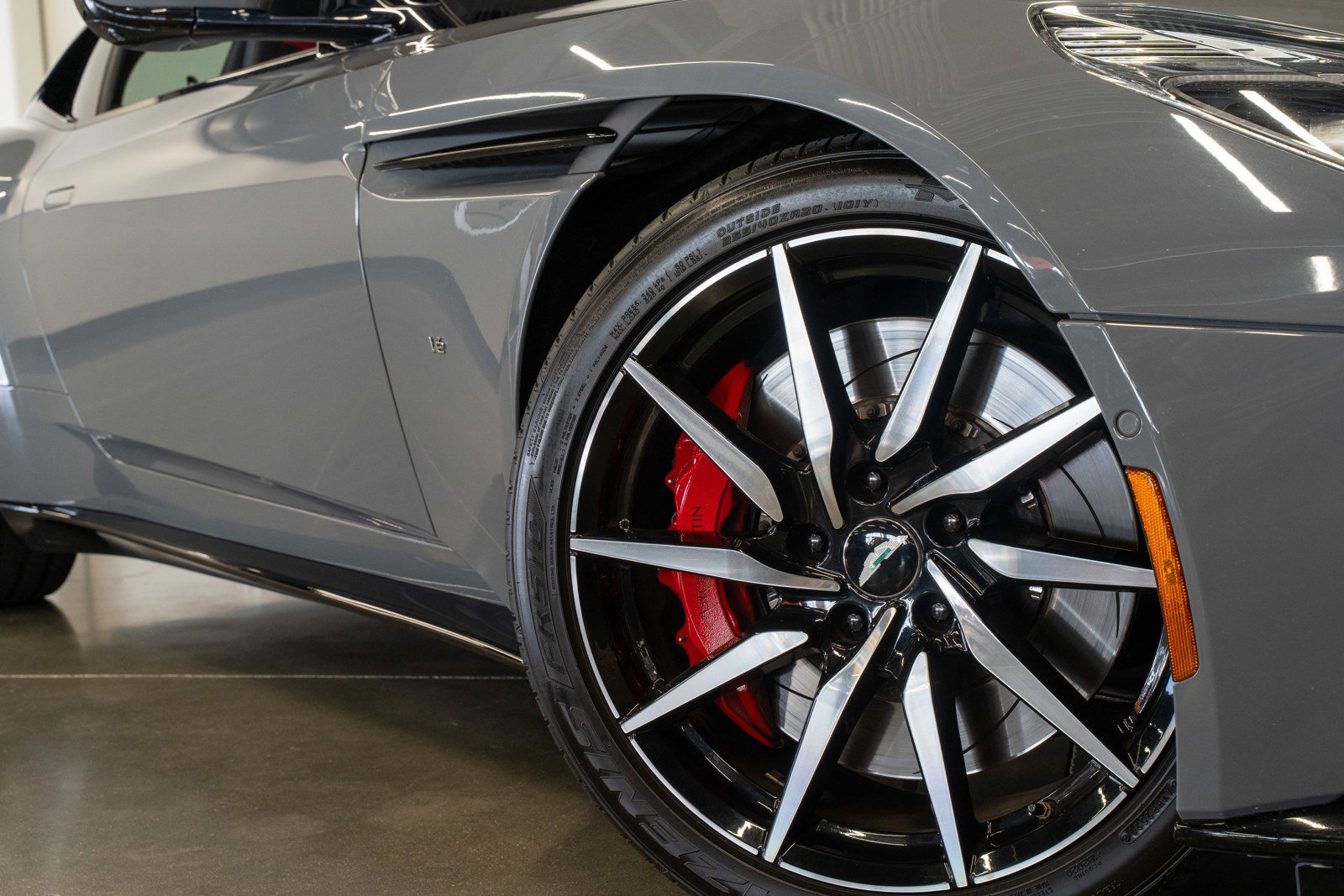 Used 2018 Aston Martin DB11 V12 RWD image 34