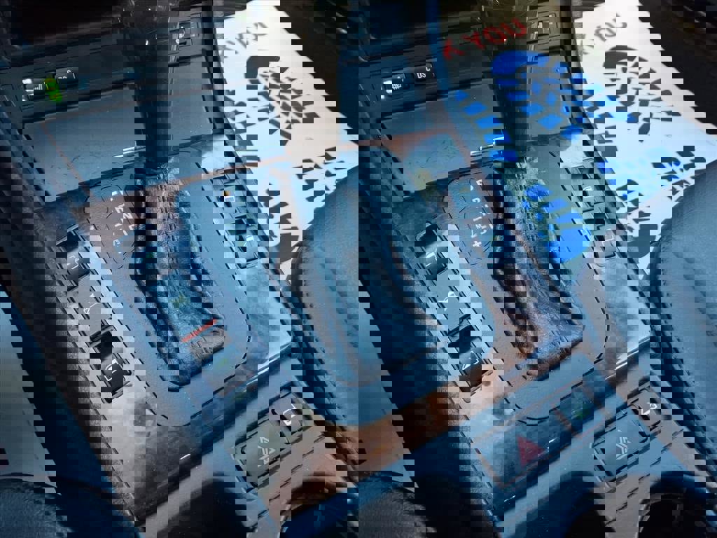 Used 2005 BMW 325i Sedan image 23