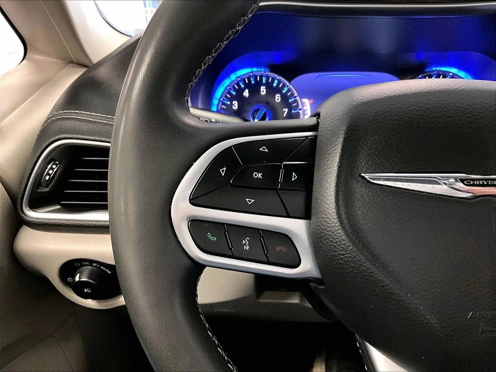 Used 2023 Chrysler Pacifica Limited image 17