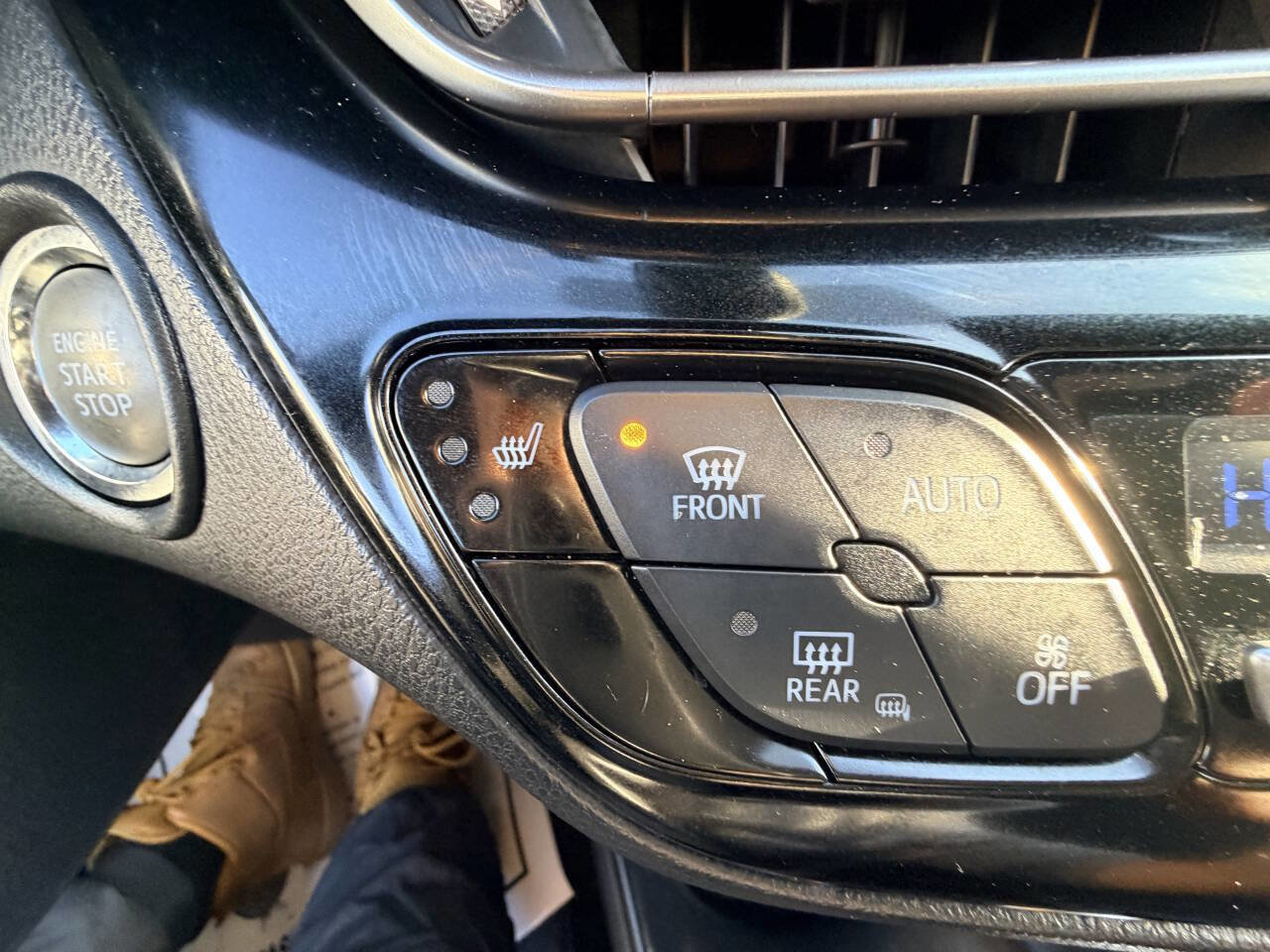 Used 2018 Toyota C-HR XLE 4dr Crossover image 21