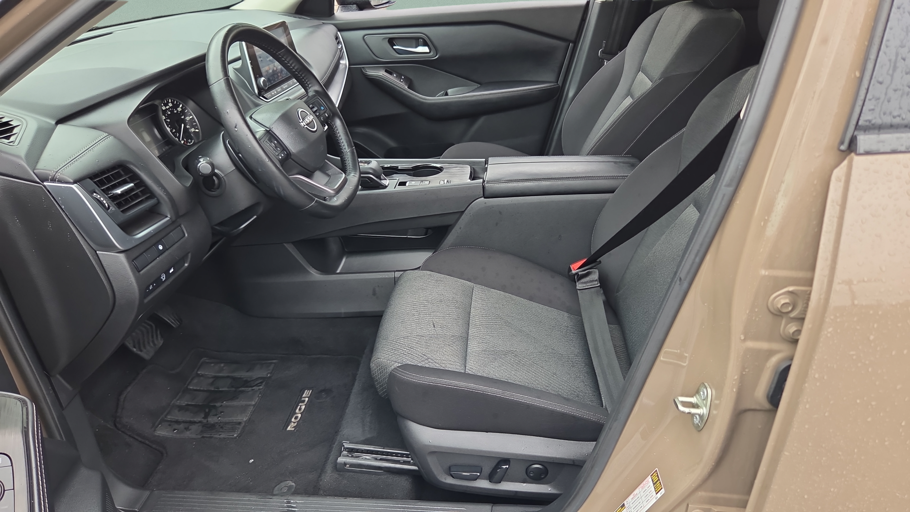 Used 2025 Nissan Rogue SV FWD image 10