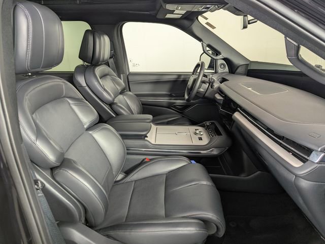 Used 2025 Lincoln Navigator Reserve w/ Jet Appearance Package AWD/4WD image 31