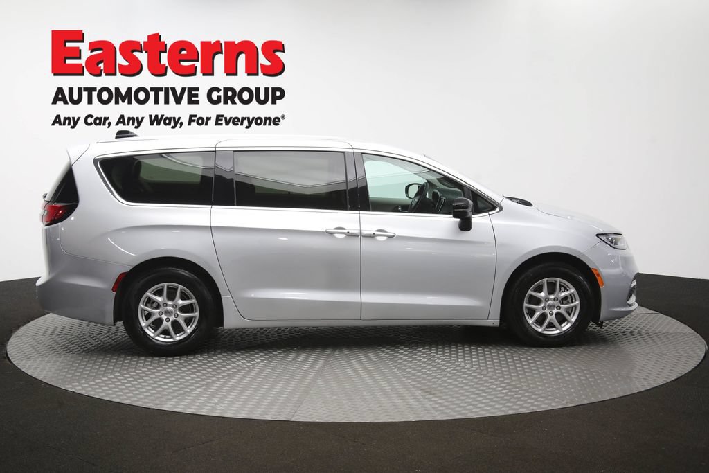 Used 2024 Chrysler Pacifica Touring-L FWD image 46