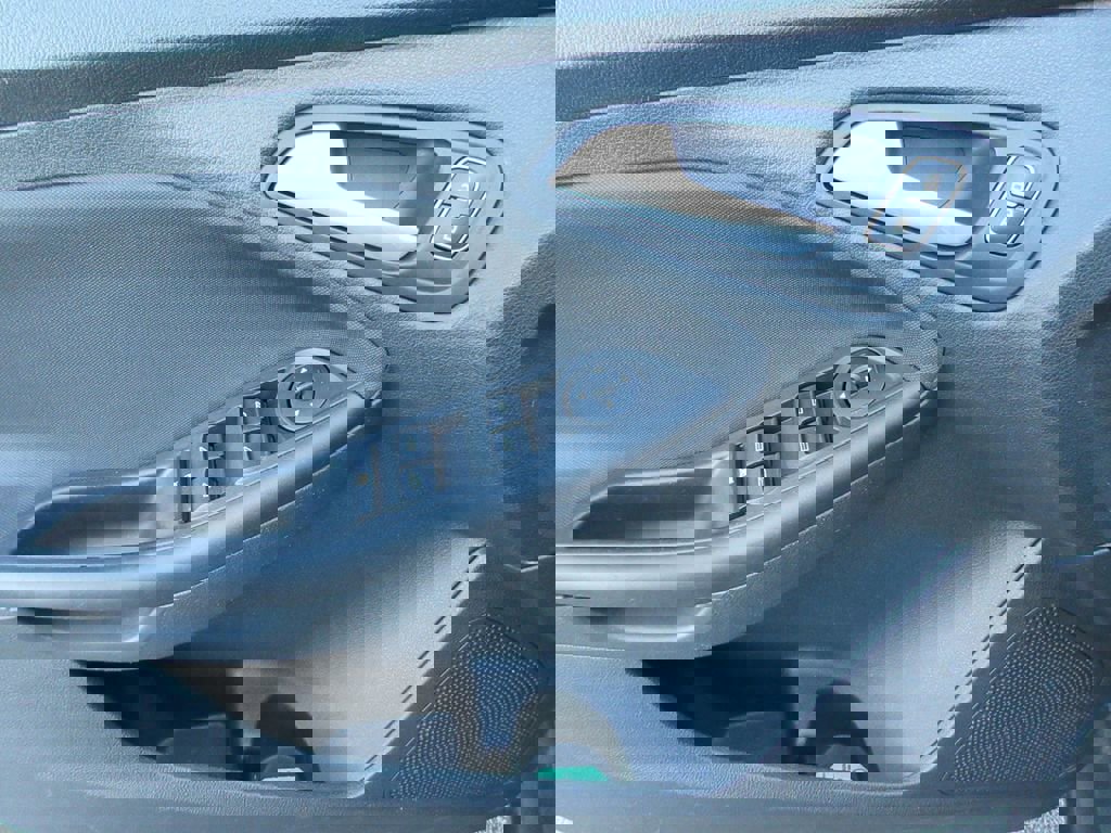 Used 2018 Ford Focus SE w/ SE Appearance Package image 21