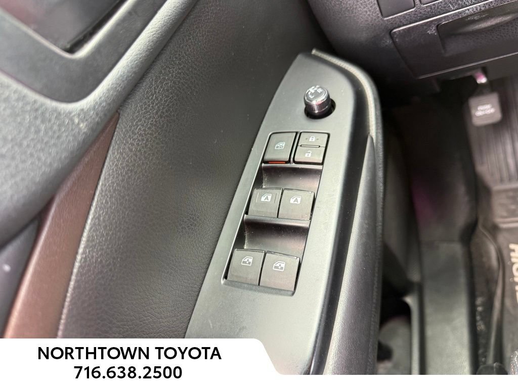 Used 2018 Toyota Highlander Plus AWD/4WD image 32