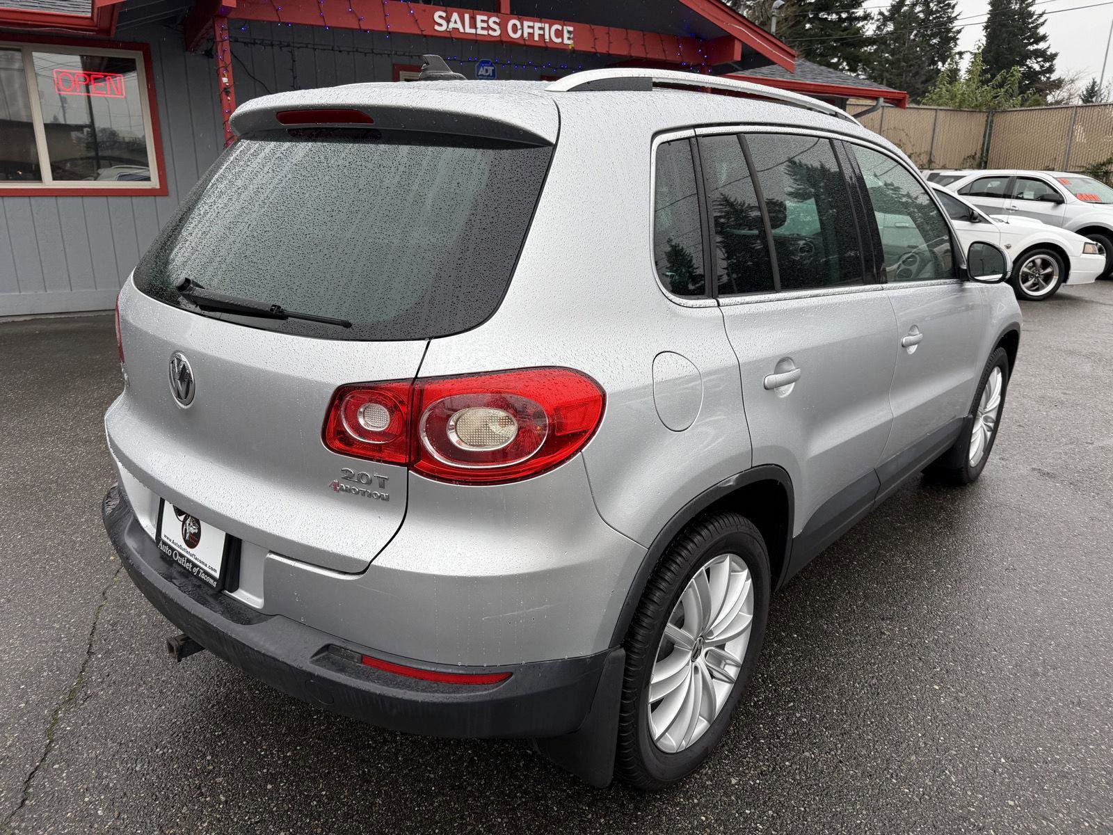 Used 2011 Volkswagen Tiguan SE image 8
